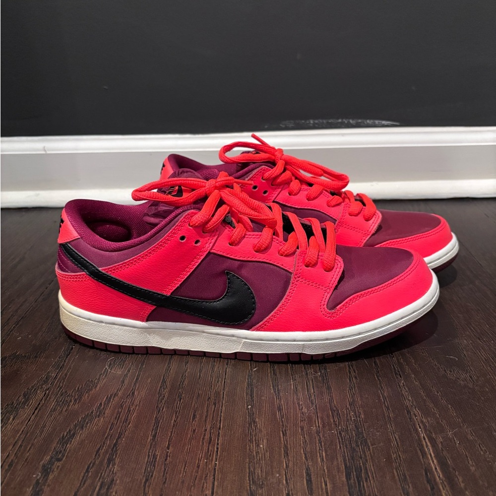 Nike SB Dunk Low “Laser Crimson”